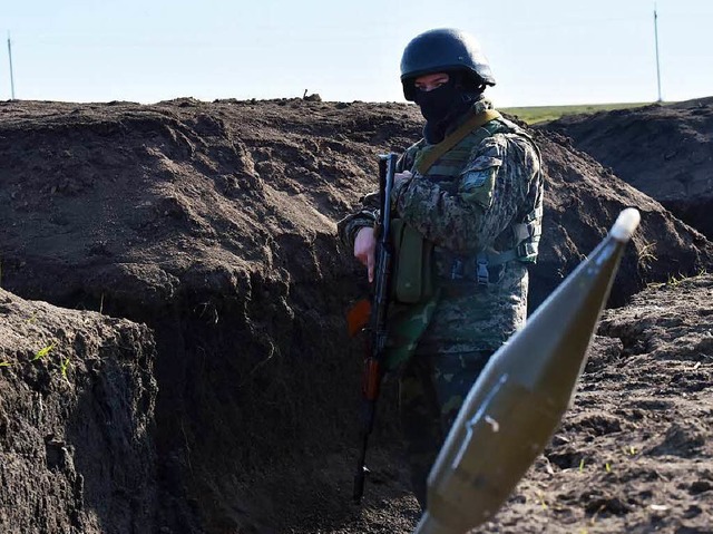 Ein ukrainischer Soldat in einer Stellung bei Kurahovo   | Foto: AFP