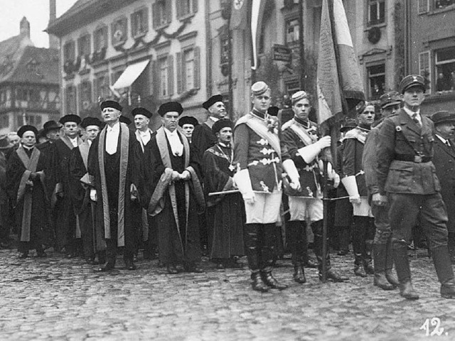 Universitt mit braunem Erbe: Rektor M...skette 1933  beim Umzug durch Freiburg  | Foto: Archiv