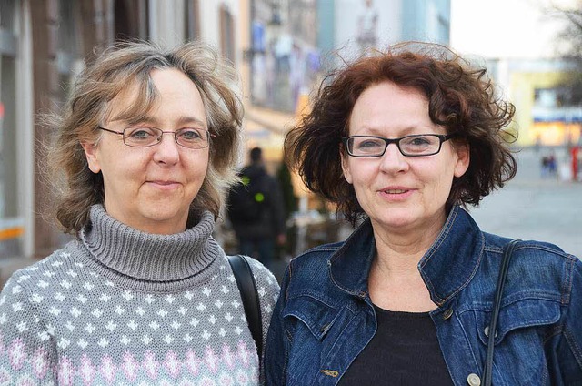 Katja Rauschenberg (links) und Christi...eplanten Freihandelsabkommen anstoen.  | Foto: Sina Gesell