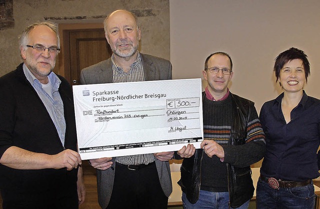 Eine Spende  in Hhe von 500 Euro ber... Rektorin Susanna Petras (von links).   | Foto: Alfred Peter