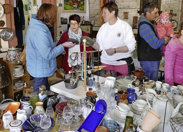 Da war fr jeden was dabei beim Flohmarkt im und ums Schloss.   | Foto: hd