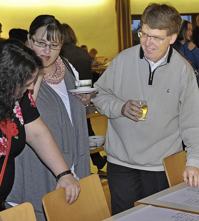 Wartet auf das Ergebnis: Pfarrer Huber...links) ermitteln die Wahlbeteiligung.   | Foto: Julius Steckmeister