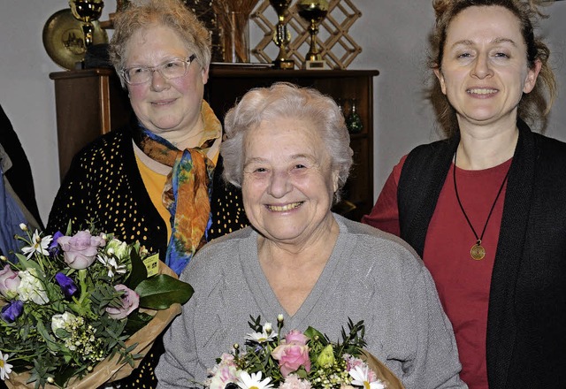 Die erste Vorsitzende des Zitherorches...esterleitung mit Blumenprsenten aus.   | Foto: Georg Diehl