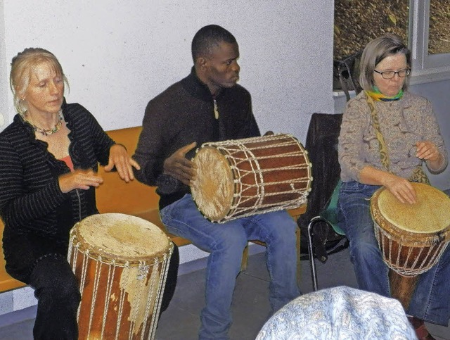 In Kirchzarten hat sich auf Initiative...terkultureller Trommelkreis gebildet.   | Foto: Hartwig Kluge