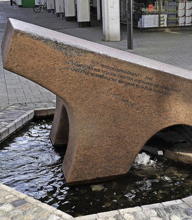 Die Kleindenkmale in der Steinbrckstr...ngenheit und Gegenwart symbolisieren.   | Foto: Karl Braun