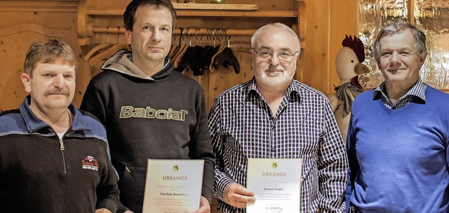 Bernhard Heer (rechts) berreichte die... Joachim Banholzer und Roland Walter.   | Foto: Klaus Trndle