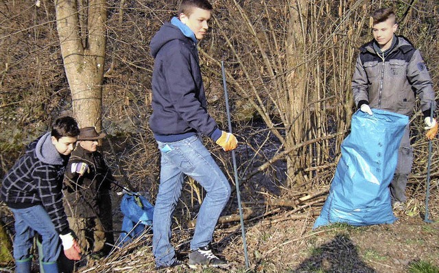 Bei der Stadtputzete suchten Mitgliede...ungen entlang der Wehra nach Mll ab.   | Foto: Ernst Brugger