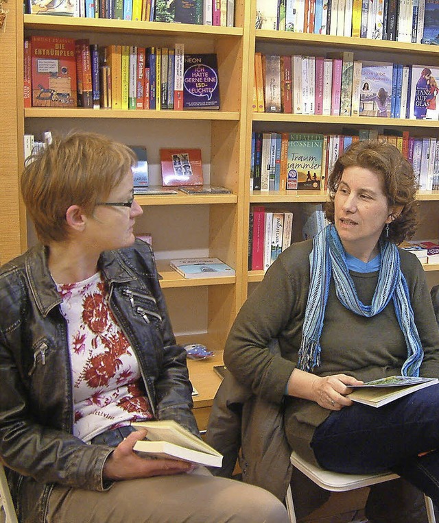 <Text>Bcherfreunde unter sich: In Ruh...er Schopfheimer Buchhandlung.  </Text>  | Foto: Roswitha Frey