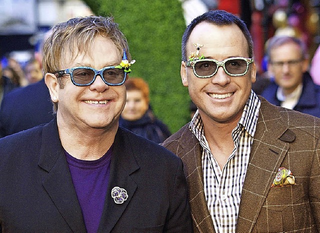 Im Clinch: Elton John (ganz links) mit...ie Domenico Dolce mit Stefano Gabbana   | Foto: AFP