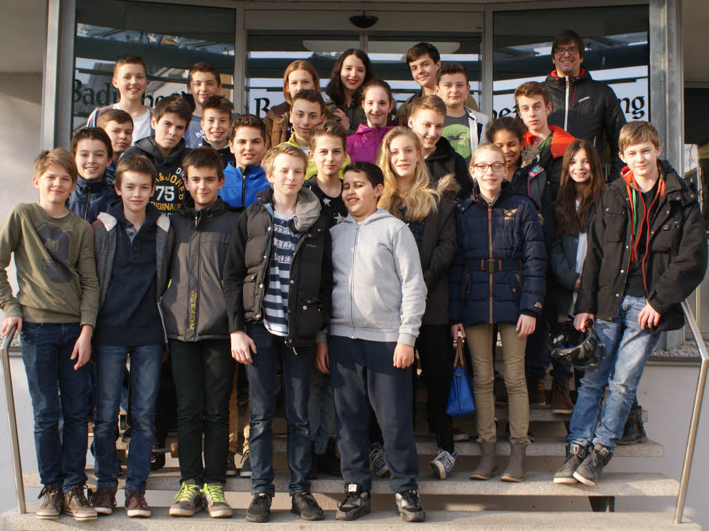 Die Klasse 8d des Rotteck Gymnasiums aus Freiburg mit ihrem Lehrer Herr Hnsler.
