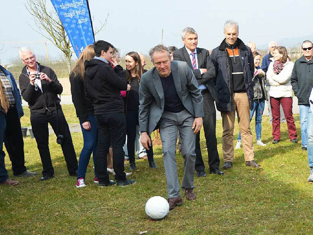 Ein echtes Ereignis fr die Zuschauer war heute, Mittwoch, 18. Mrz 2015 die Baumpflanzaktion der Badenova mit SC-Trainer Christian Streich in Eimeldingen.