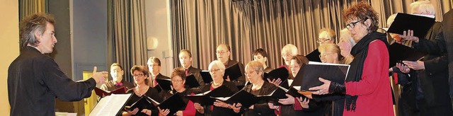 Der Bezirkschor &#8222;Cantate dekanat...ng Liebeslieder in der ZfP-Festhalle.   | Foto: Dagmar Barber