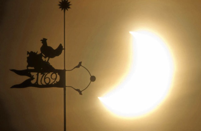 Die Sonne wird 2011 teilweise vom Mond verdeckt.  | Foto: dpa