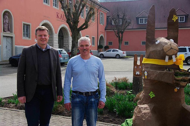Brgermeister Dirk Blens (links) und T... sich auf den Markt am neuen Standort.  | Foto: Martin Pfefferle