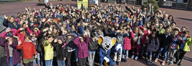 200 Kinder aus Deutschland und Frankreich haben sich im Europa-Park getroffen.   | Foto: Europa-Park