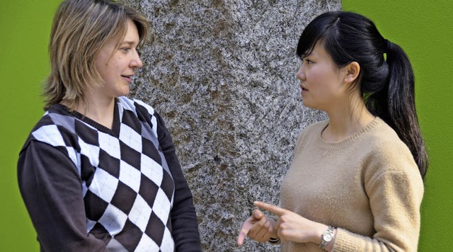 Xiang Lu (rechts) und ihre  Kollegin Daniela Haberzeth   | Foto: Doro Soboll