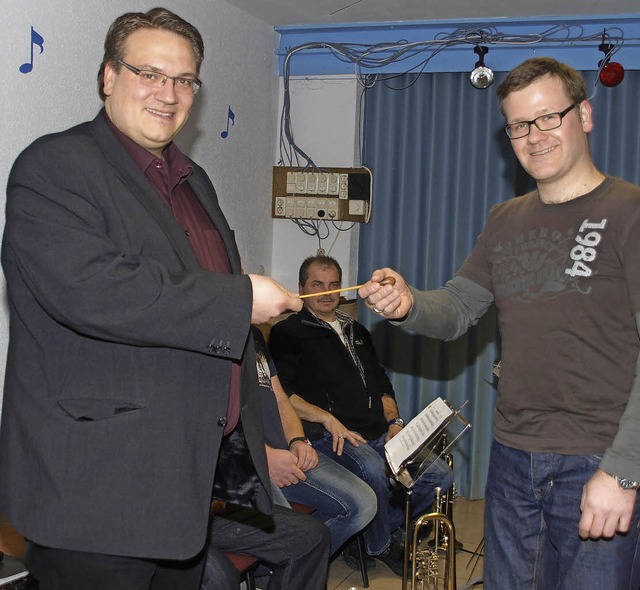 Vorsitzender Mario Isele (links) berg...en Andreas Drnte den Dirigentenstab.   | Foto: Schle