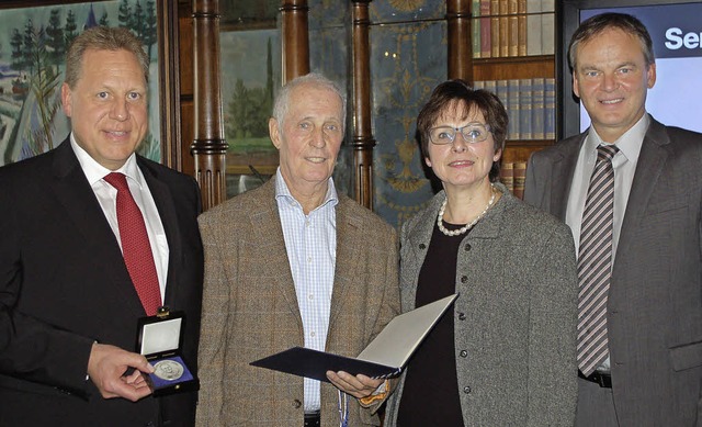 Holger Eckstein (von links) zeigt die ... Schreiner und Landrat Frank Scherer.   | Foto: hubert rderer