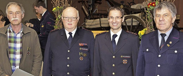 Die silberne Ehrenmedaille des Landesw... Karlheinz Mller geehrt (von links).   | Foto: Mnch