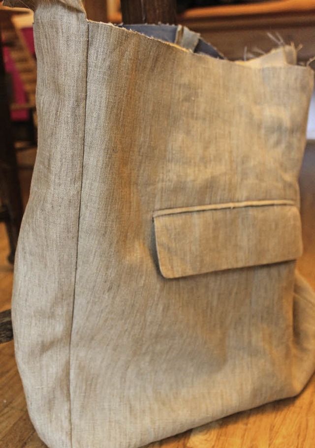 Aus einem Anzug hat Silvia Kurz diese Tasche geschneidert.  | Foto: Privat