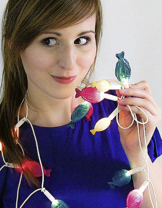 DIY-Fachfrau Lisbeth mit der farbenfrohen Sojasaucen-Fischchen-Lichterkette   | Foto: YouandIheartdiy