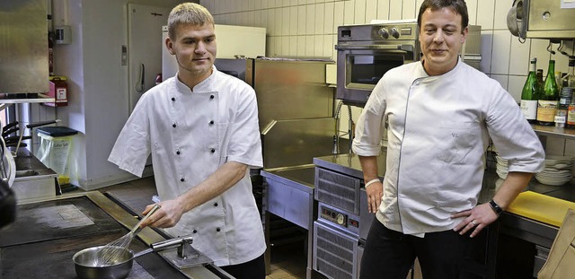 Koch-Lehrling Jonas Benz (links) erler...ker Lahm - obwohl er nur einen Arm hat  | Foto: Hanspeter Fakler