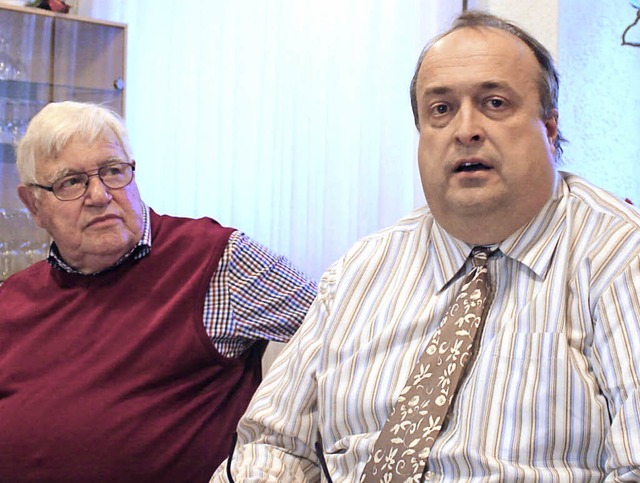 Carsten Edinger (rechts) berichtet bei...sitzender Paul Kuhn lauscht gespannt.   | Foto: Albert Greiner