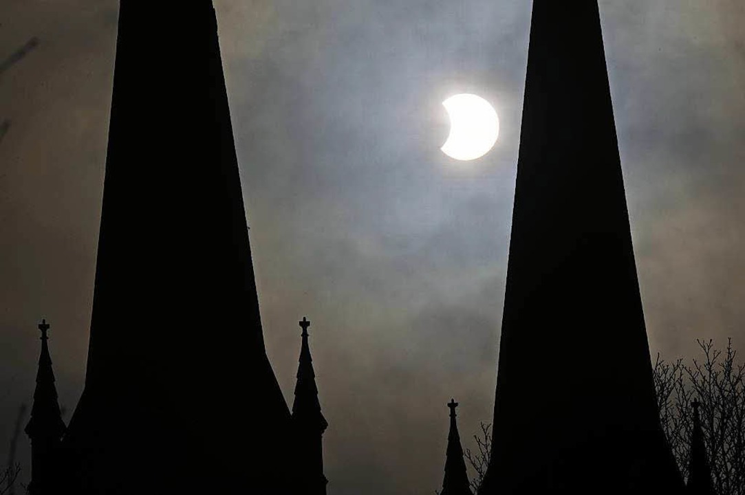 Am Freitag wird sich der Mond vor die ...er Johanneskirche aus dem Jahr  2011.   | Foto: Archivbild: Patrick Seeger
