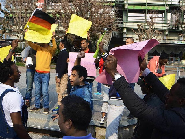 Asylbewerber fordern vor dem Rathaus, ...en der Auslnderabteilung zu bekommen.  | Foto: Peter Gerigk