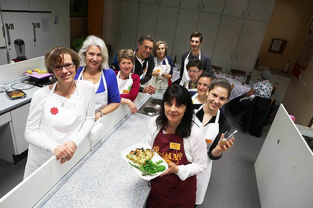 Katrin Louzy (vorne rechts) kocht mit den Teilnehmern des Workshops vegan.  | Foto: Christoph Breithaupt, Christoph Breithaupt