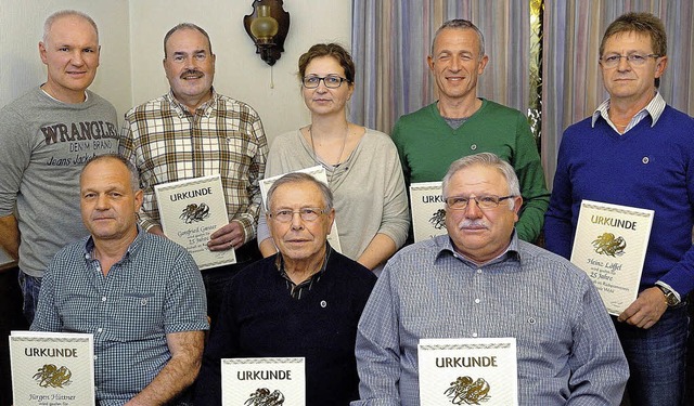 Vorsitzender Gabriel Mller (links) eh...tglieder fr langjhrige Vereinstreue.  | Foto: Schweizer