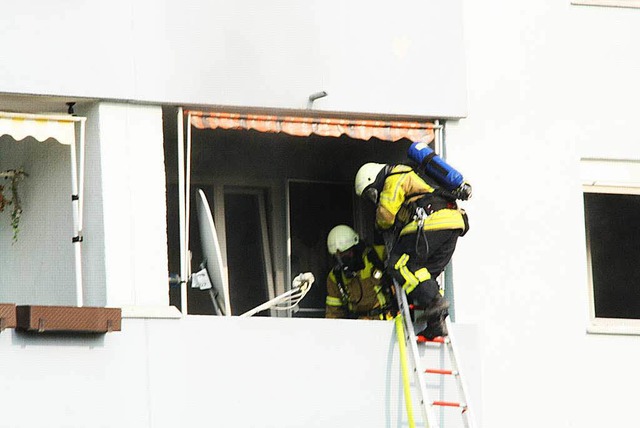 Unter Atemschutz drangen Feuerwehrleute in die verrauchte Wohnung ein.  | Foto: Katja Mielcarek