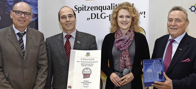 Die Deutsche Weinknigin Janina Huhn u...an Leopold Schtzle Senior und Junior.  | Foto: DLG