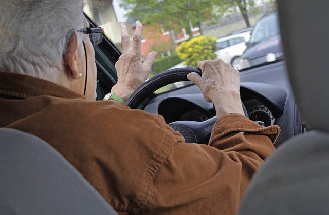 Offenburgs Senioren sitzen lieber hinterm Steuer als im Bus.  | Foto: dpa