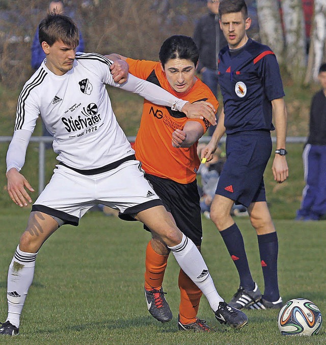 Gut bestckter Kader: Jonathan Arnold ...Wittlingen) im Wettstreit um den Ball.  | Foto: benedikt hecht