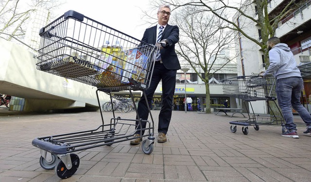 Die Rder der Einkaufswagen im Weingartener Einkaufszentrum blockieren, sobald  | Foto: Ingo Schneider