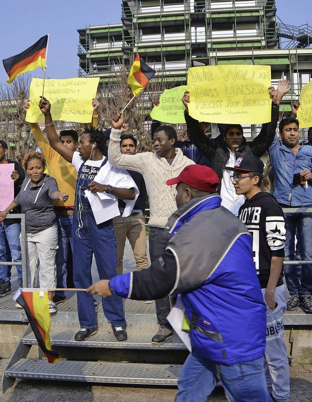Asylbewerber fordern vor dem Rathaus, ...on der Auslnderabteilung zu erhalten.  | Foto: Peter Gerigk