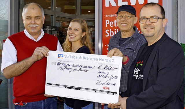 Spendenbergabe von Inhaber Peter Sbik...Heinz Maier und Manfred Schwendemann.   | Foto: ZVG
