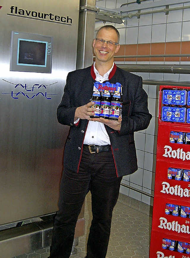 Ralf Dietz, stellvertretender Labor- u...Bier vor der Maschine aus Australien.   | Foto: Claudia Renk