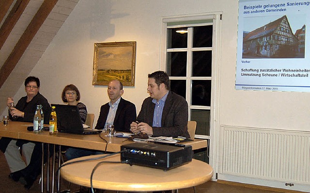 Stadtplaner Philipp Heidiri, Brgermei...n rechts), erlutern das ELR-Programm.  | Foto: Claudia Renk