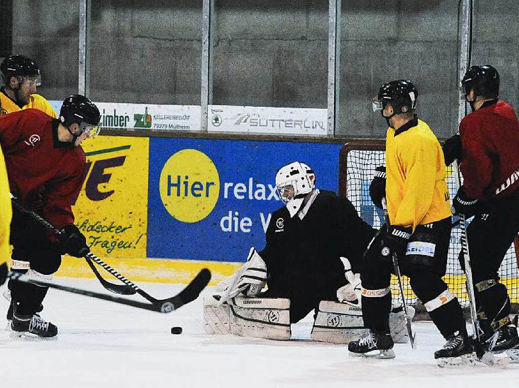 Schweitreibende Einheiten auf dem Eis an der Ensisheimer Strae. Die Eishockey-Cracks des EHC Freiburg bereiten sich auf das Viertelfinale gegen Bayreuth vor, das am 27. Mrz mit einem Heimspiel beginnt.