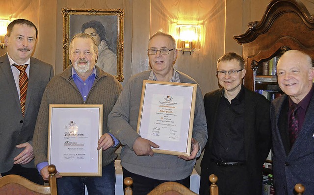 Hochkartige Auszeichnungen bei der Ko... Pfarrer i.R. Franz Leppert (rechts).   | Foto: Paul Berger