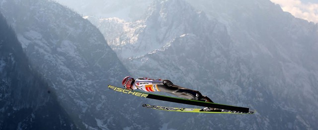 Beeindruckende Kulisse: Severin Freund bei einem Trainingssprung in Planica  | Foto: dpa