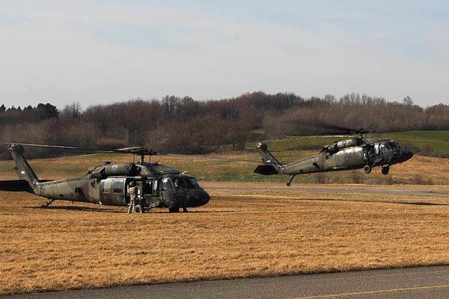 Zwei Black-Hawk-Helis aus USA auf Stippvisite in Freiburg