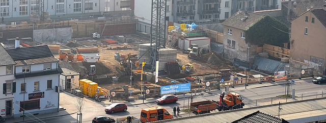 Blick auf die Baustelle: stlich des B...Fundamenten des Hotelbaues gearbeitet.  | Foto: Nikolaus Trenz