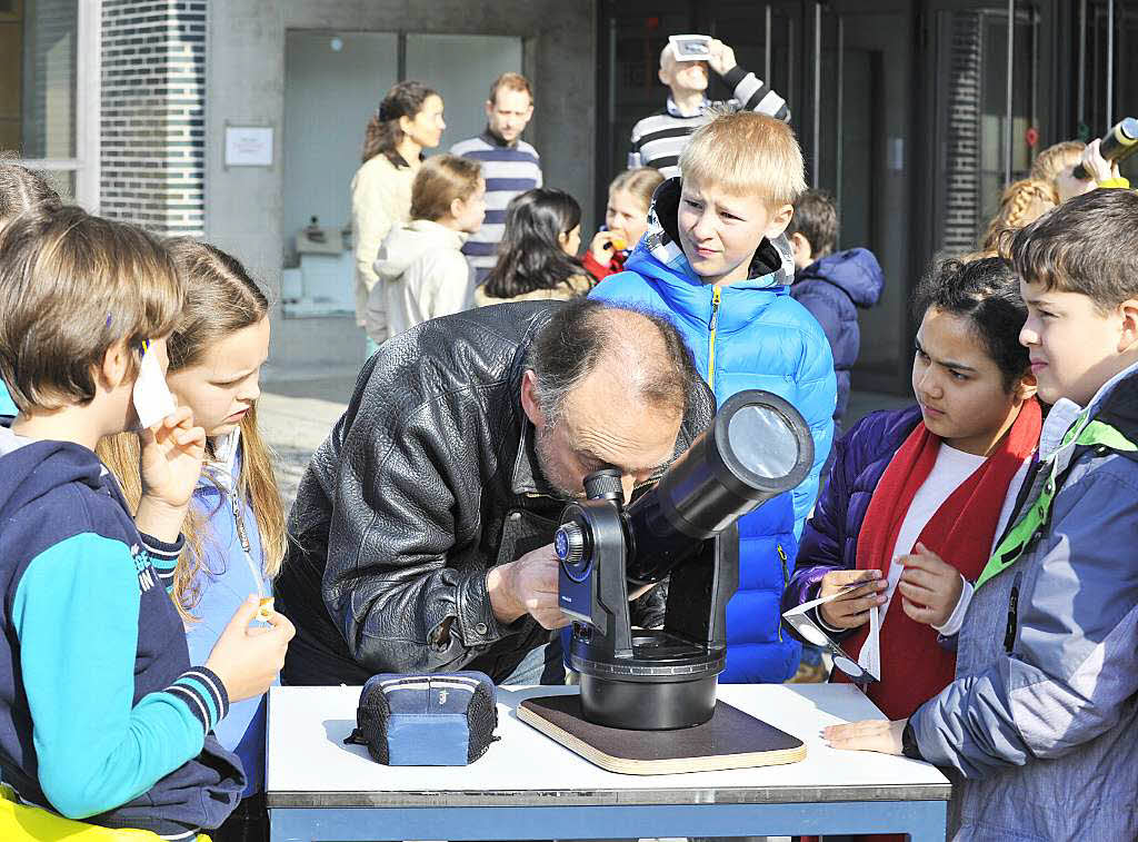 Schlerinnen und Schler des Kepler-Gymnasiums beobachten die partielle Sonnenfinsternis