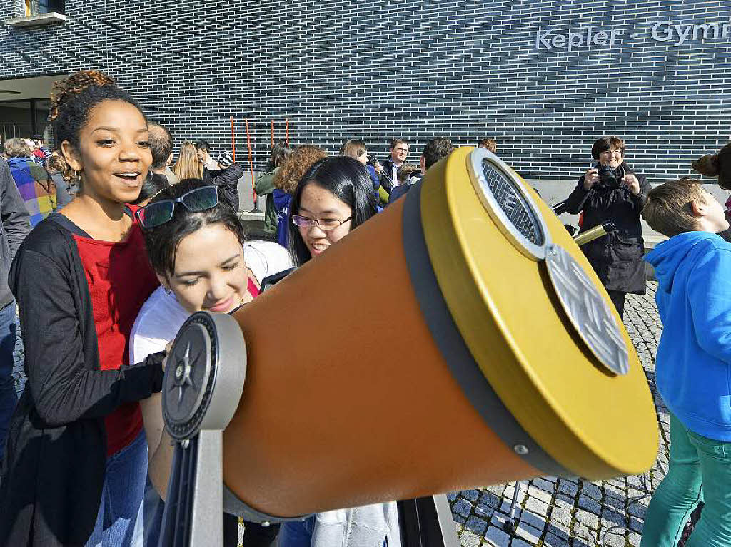 Schlerinnen und Schler des Kepler-Gymnasiums beobachten die partielle Sonnenfinsternis