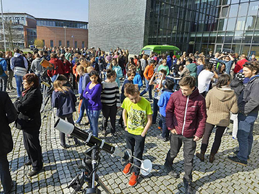 Schlerinnen und Schler des Kepler-Gymnasiums beobachten die partielle Sonnenfinsternis