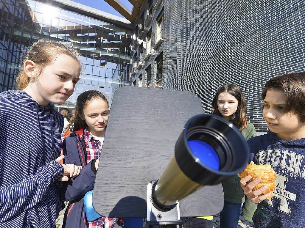 Schlerinnen und Schler des Kepler-Gymnasiums beobachten die partielle Sonnenfinsternis