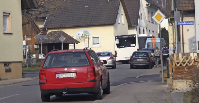 Wenn der Bus hlt, wird es in der Wein...tschfelden  eng. Das soll sich ndern.  | Foto: Thilo Bergmann